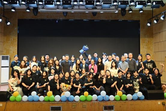 英国官方365上市树达学院2022级广电编导展映晚会合影。供稿单位供图
